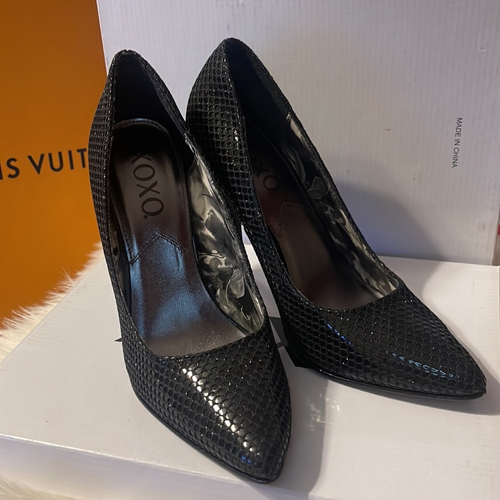 XOXO Black Pumps